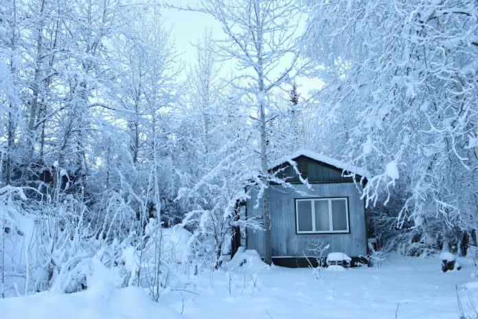 Stay warm in a mobile home in the woods