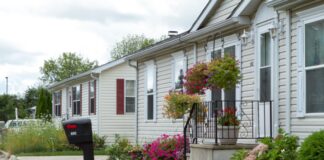 7 Must-Do Spring Cleaning Projects For Your Mobile Home
